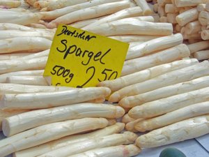 Weißer Spargel aus Deutschland mit Preisangabe 500g für 2,50 €