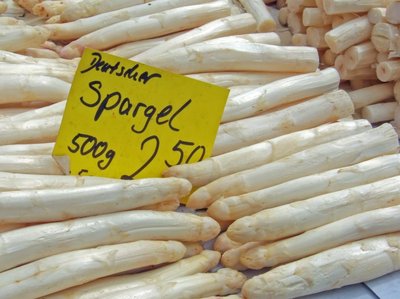 Weißer Spargel aus Deutschland mit Preisangabe 500g für 2,50 €