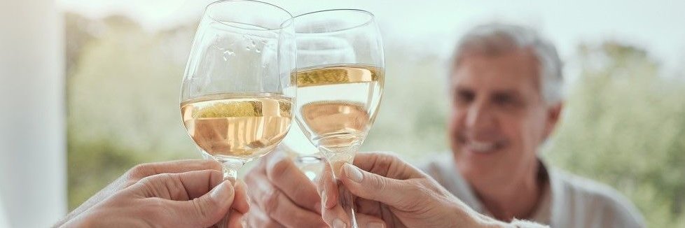 Anstoßen mit Wein.