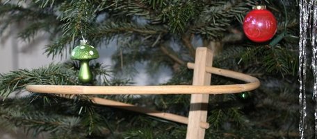 Staudenstütze aus Eichenholz und Manilarohr vor Weihnachtsbaum