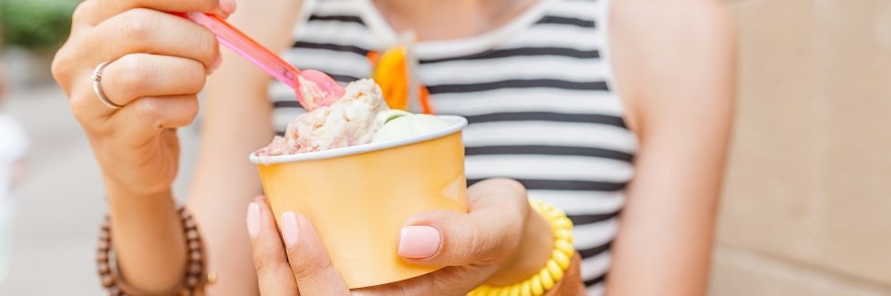 Eis in einem Eisbecher wird mit einem Löffel gegessen.