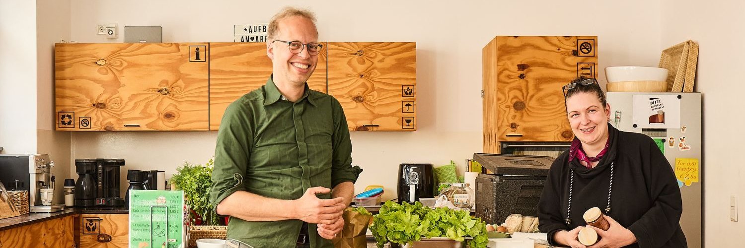 Ulrich Christenn (links) steht in der Arrenberger Gemeinschaftsküche.