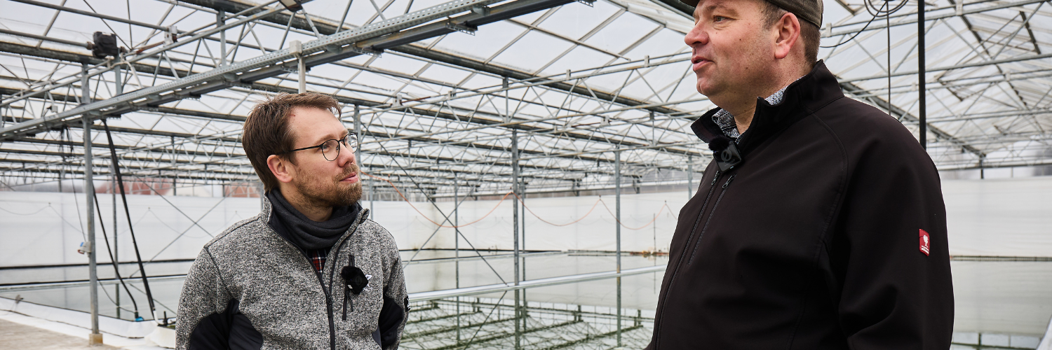 Schweinehalter und Algenproduzent Ulrich Averberg im Gespräch mit Podcast-Host Sebastian H. Schroeder in seinem Gewächshaus.