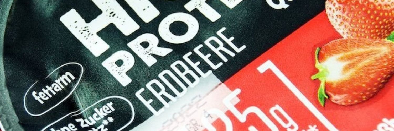 Verpackung eines High-Protein-Quarks mit der Geschmacksrichtung Erdbeere.