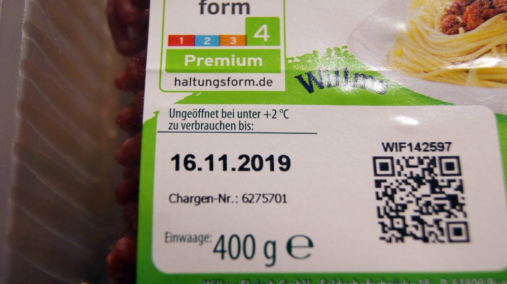 Es ist eine Lebensmittelverpackung mit Verbrauchsdatum abgebildet.