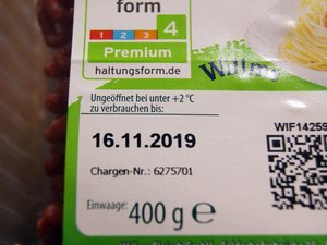 Es ist eine Lebensmittelverpackung mit Verbrauchsdatum abgebildet.