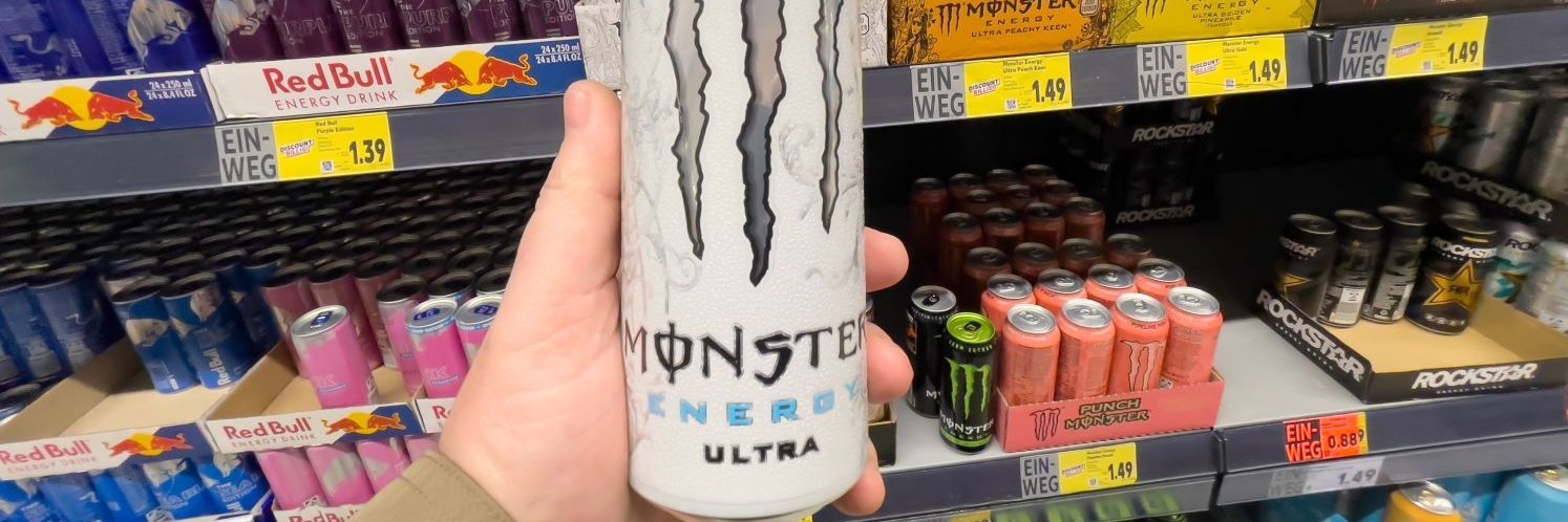 Hand hält Energydrink.