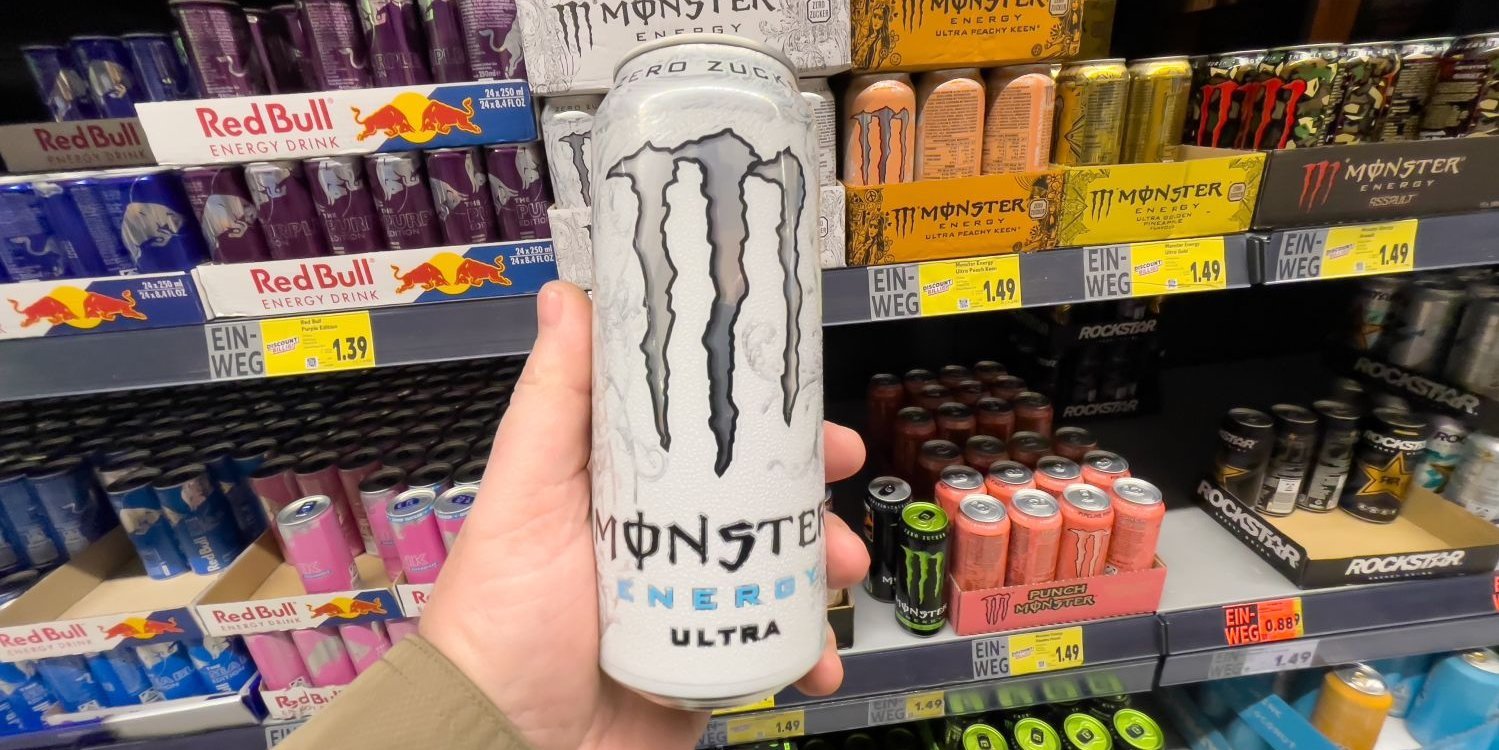 Hand hält Energydrink.. Artikel "Energydrinks: Markt und Marketing" öffnen.
