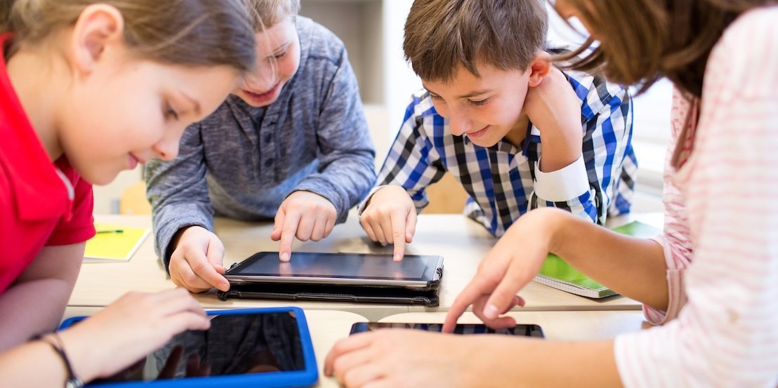 Eine Gruppe Schülerinnen und Schüler arbeitet mit Tablets.. Artikel "Digitale Quizze" öffnen.
