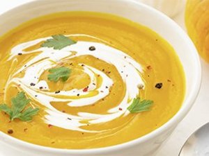 Ein Teller mit Kürbissuppe.