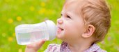 Kleinkind trinkt Wasser aus Nickelflasche