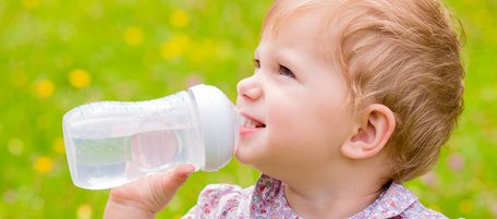Kleinkind trinkt Wasser aus Nickelflasche