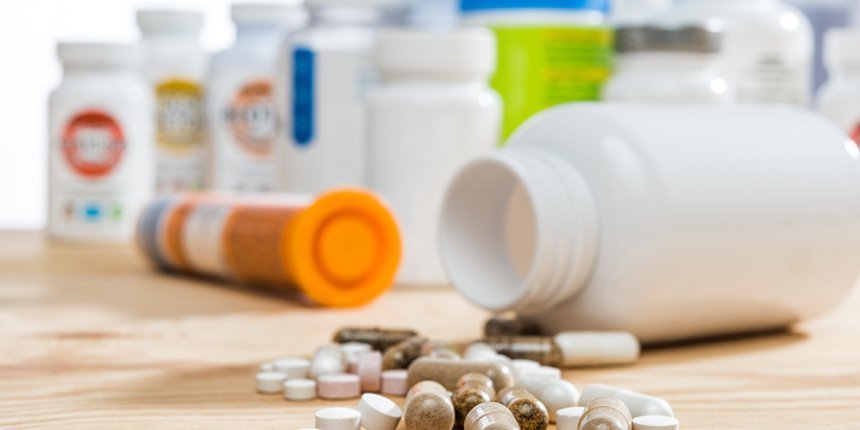 Nahrungsergänzungsmittel liegen auf einem Tisch.