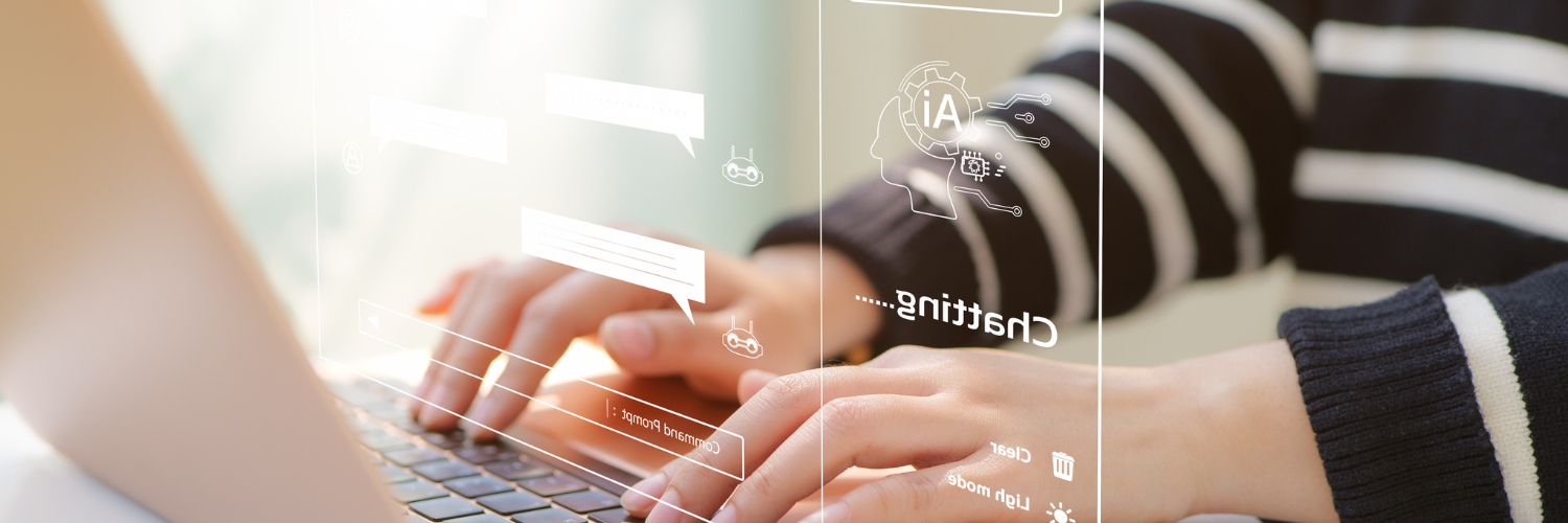 Eine Frau sitzt vor ihrem Laptop und schreibt etwas. 