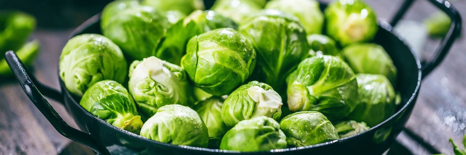  Eine Pfanne ist mit frischen Rosenkoh-Röschen gefüllt. 