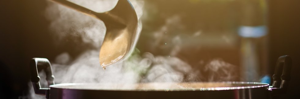 Kochtopf mit kochender Suppe.