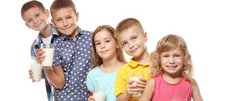 Fünf Kinder mit einem Gas Milch in der Hand