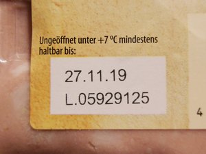 Es ist eine Lebensmittelverpackung mit einem Mindesthaltbarkeitsdatum abgebildet.