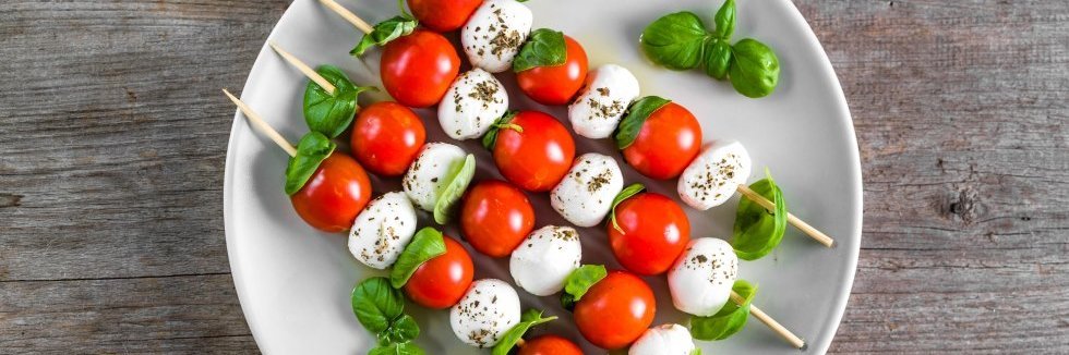 Caprese-Spieß  mit Tomaten, Mozzarella und Basilikumblättern