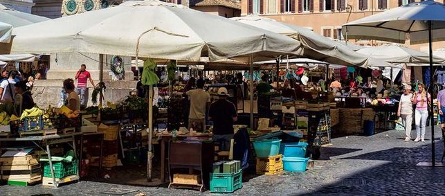 Marktstände auf einem Marktplatz