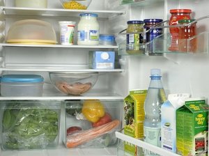 Ein vorbildlich gefüllter Kühlschrank von innen.