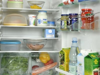 Ein vorbildlich gefüllter Kühlschrank von innen.