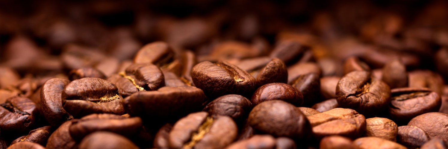 Nahaufnahme von gerösteten Kaffeebohnen.
