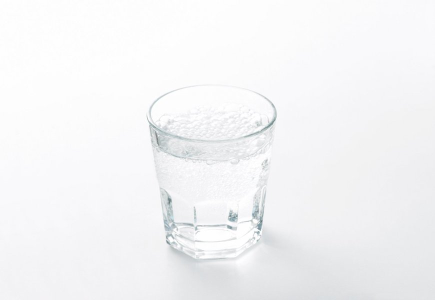 Ein Glas mit Wasser.