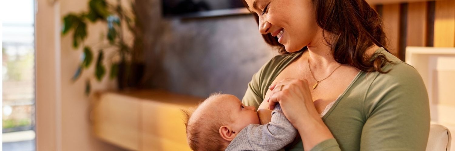 Eine Mutter stillt ihr Baby.