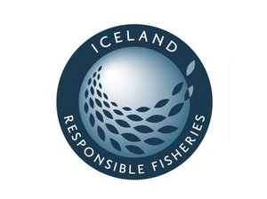 Blaues Logo mit dem kreisrund angeordneten Text „Iceland Responsible Fischeries". In der Mitte eine stilistische Grafik, die einen Schwarm Fische darstellen soll.