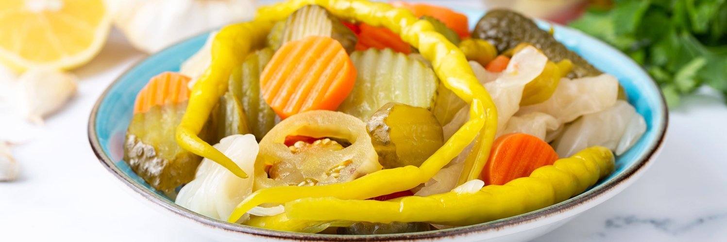 Eine Schale mit Mixed Pickels.