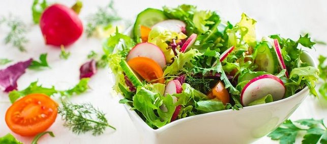 Eine Schale mit frischem Salat