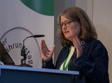 Prof. Dr. Britta Renner steht hinter dem Rednerpult und hält ihren Vortrag beim 8. BZfE-Forum.