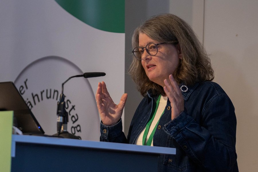 Prof. Dr. Britta Renner steht hinter dem Rednerpult und hält ihren Vortrag beim 8. BZfE-Forum.