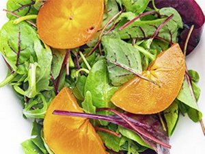 Grüner Salat mit Kaki