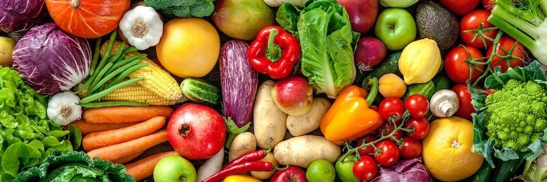 Das Bild ist gefüllt mit frischem Obst und Gemüse.