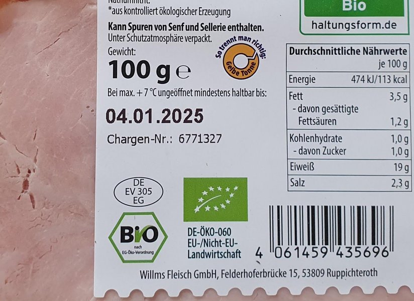 Etikett mit Mindeshaltbarkeitsdatum auf einer Packung Schinken.