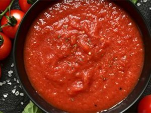 Tomatensoße im Topf