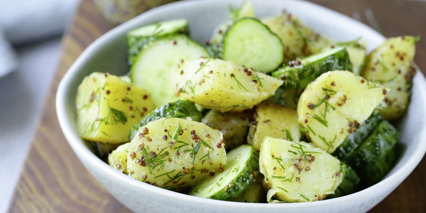 Kartoffelsalat mit Salatgurke in einer Schüssel.. Artikel "Salatgurke" öffnen.