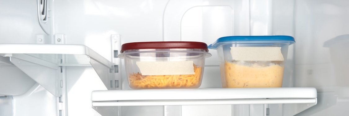 In einem Kühlschrank lagern Lebensmittelreste in Plastikbehältern.