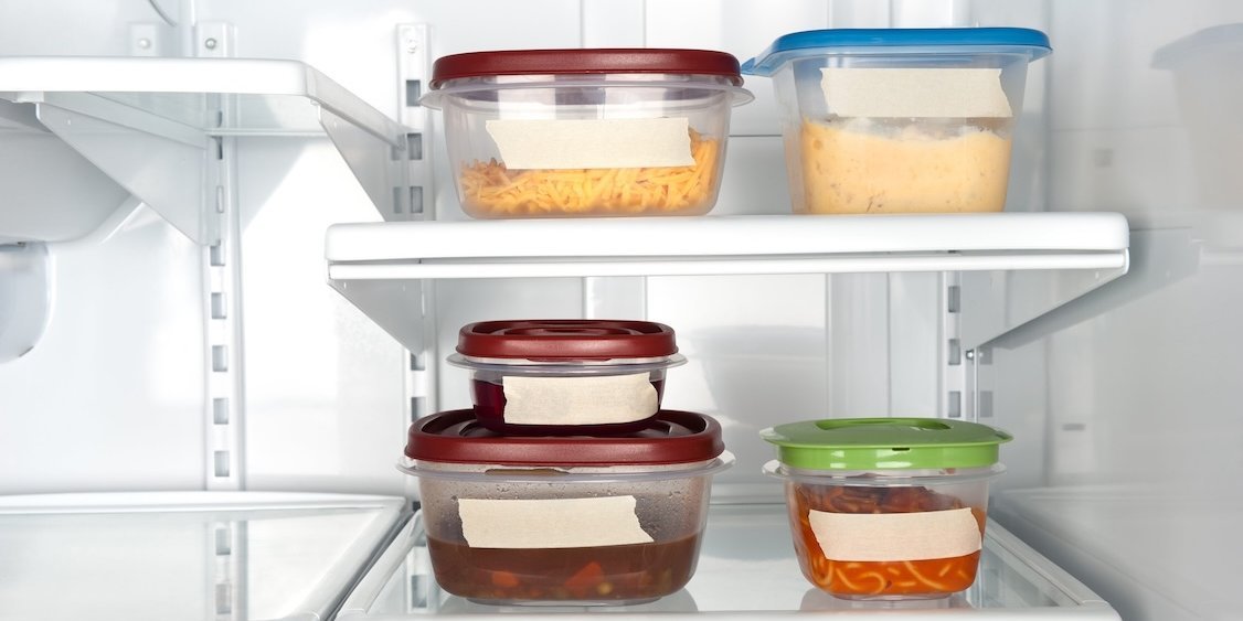 In einem Kühlschrank lagern Lebensmittelreste in Plastikbehältern.. Artikel "Reste vermeiden, Reste verwerten" öffnen.