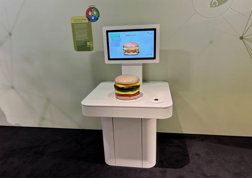 Ausstellungsexponat, das einen Hamburger darstellt.