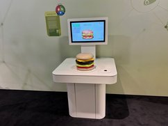 Ausstellungsexponat, das einen Hamburger darstellt.