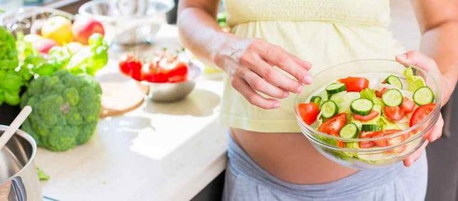 Schwangere mit Salat