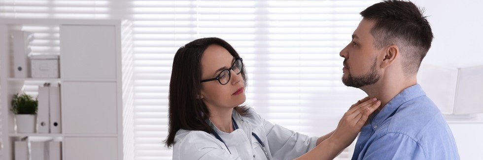 Ärztin und ein Patient bei einer Untersuchung.
