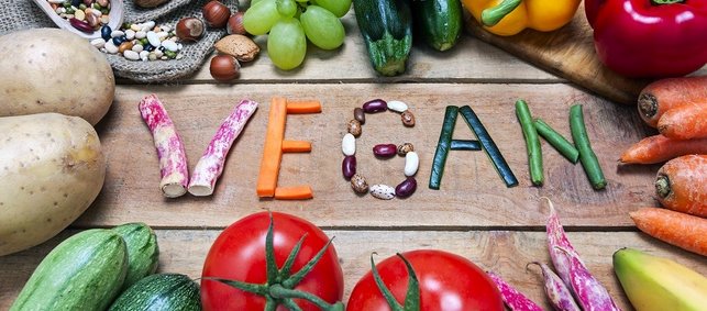 Das Wort "Vegan" mit Gemüse geschrieben