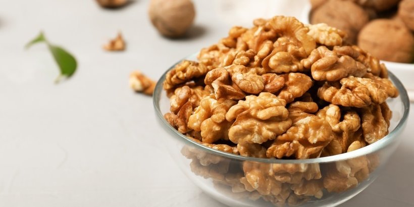 Walnusshälften liegen in einer Glasschale.