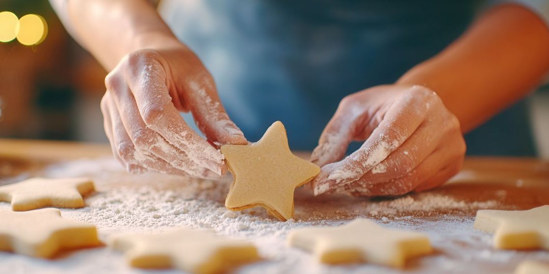 Eine Frau macht Plätzchen in Sternenform.. Artikel "Weihnachten in der Küche" öffnen.