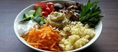 Buddha Bowl mit frischem Gemüse, gebratenen Pilzen, Hirse und Kichererbsendip