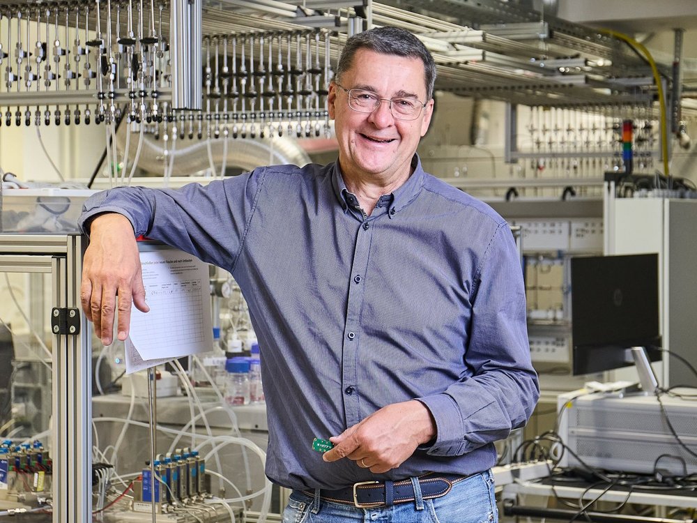 Professor Andreas Schuetze steht in seinem Labor fuer Messtechnik.
